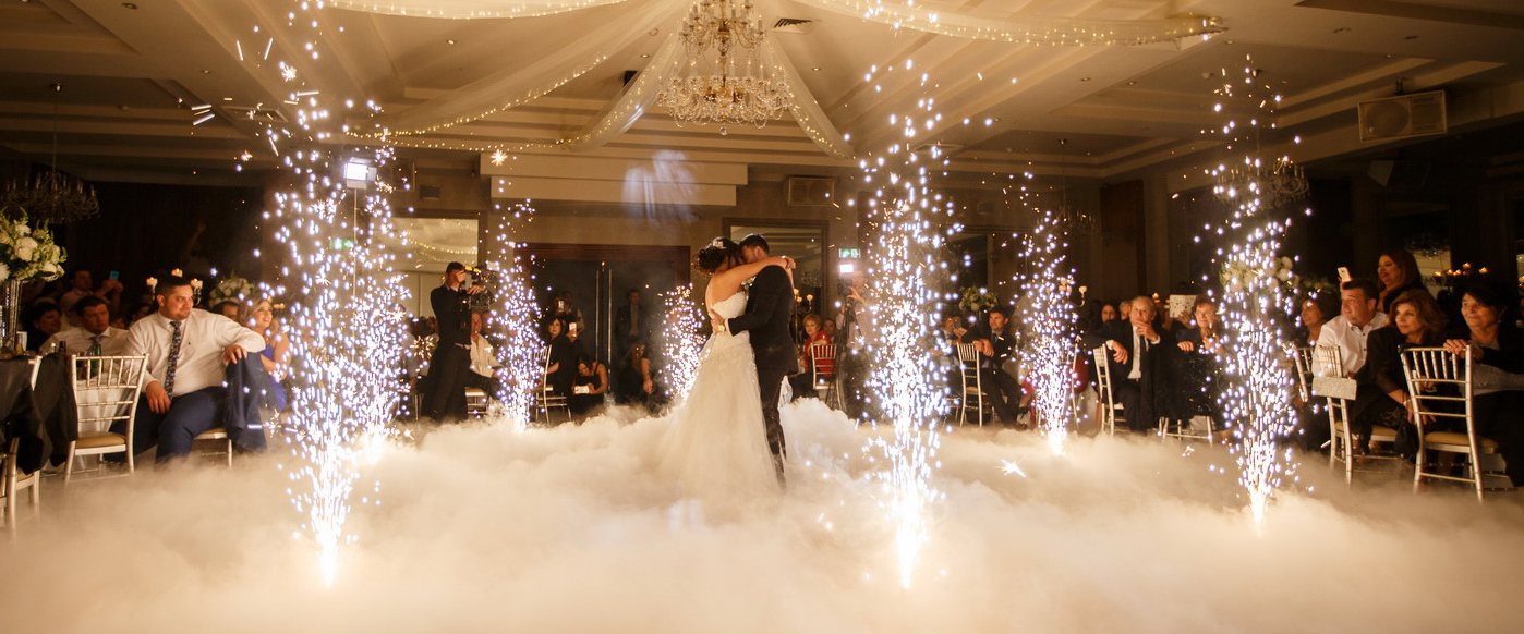 Il taglio della torta nuziale tra le nuvole Fontane pirotecniche e fumo bianco per matrimonio